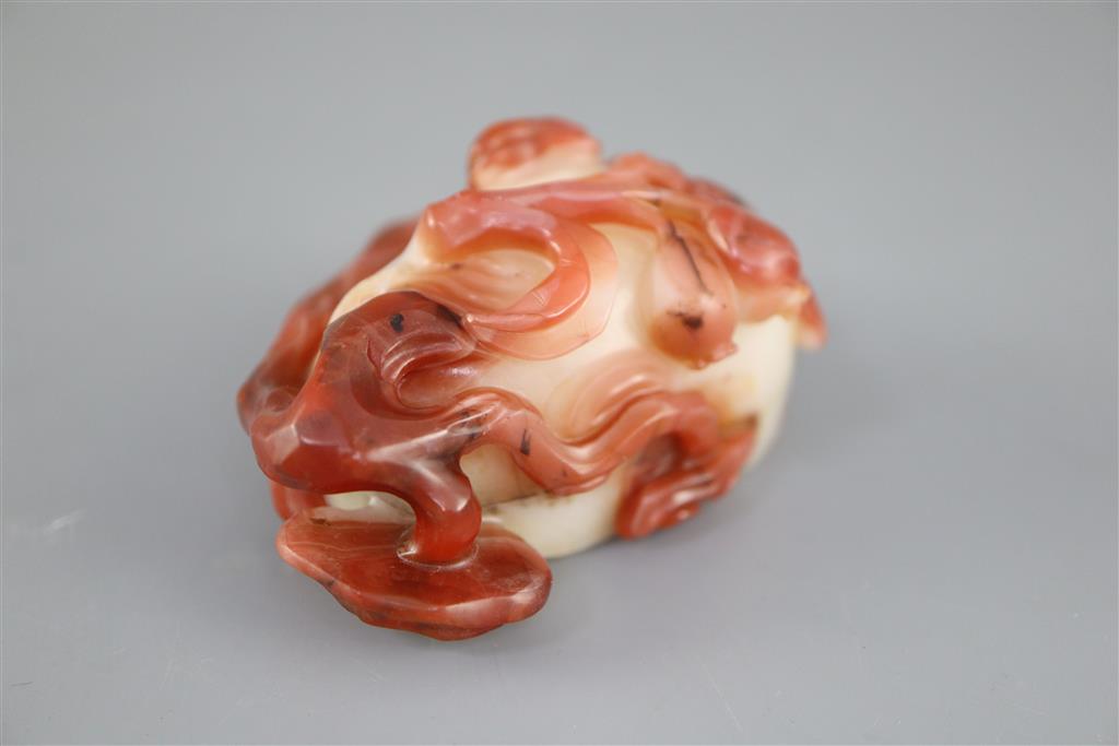 A Chinese chalcedony brushwasher, 7.5cm